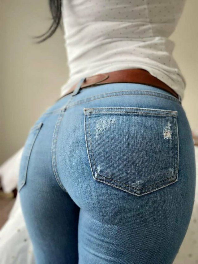 Девушки в джинсах и шортах