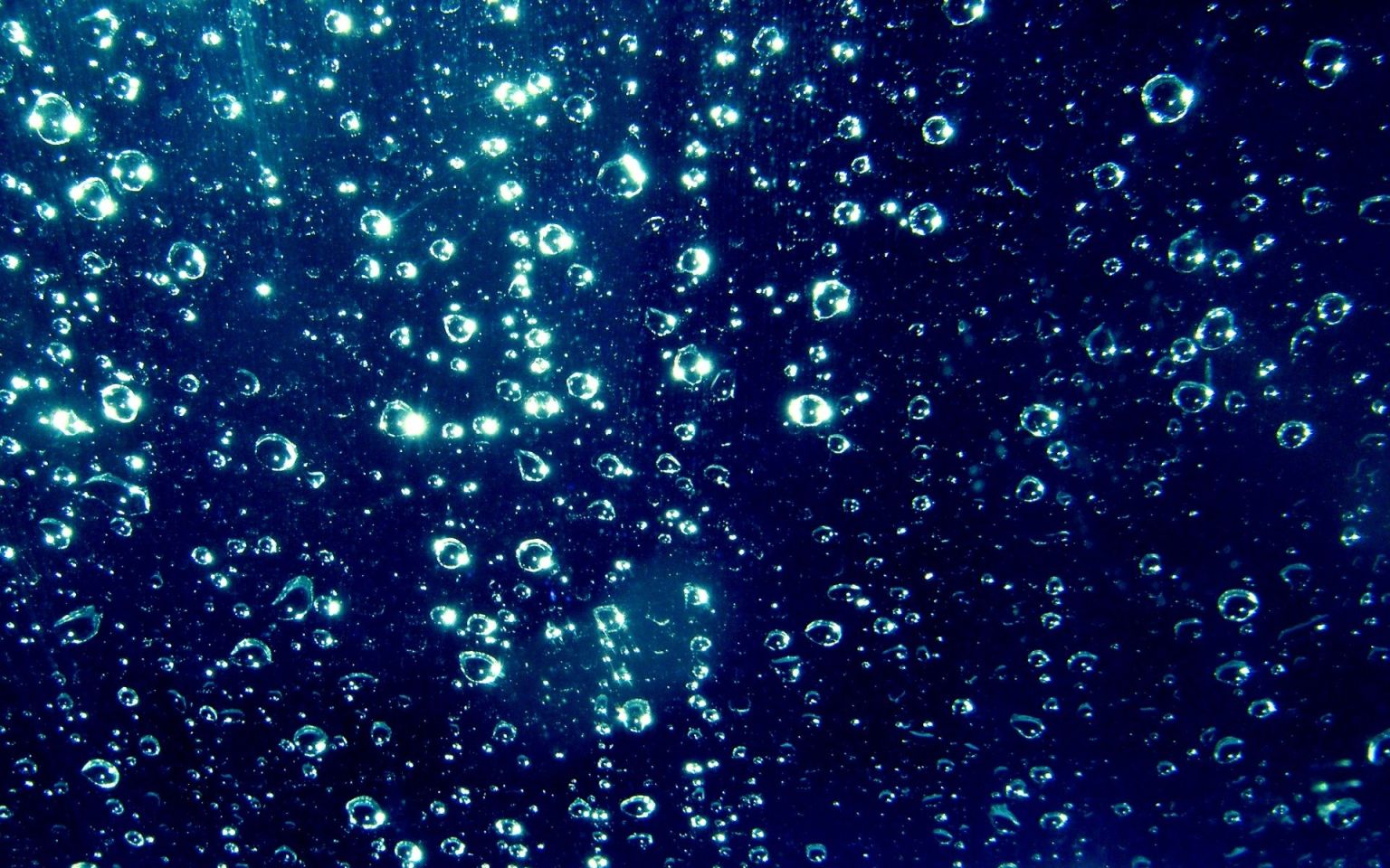 Мыльные пузыри на голубом фоне