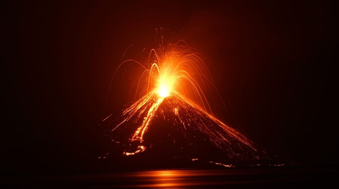 Извержение лава вулкан Сакура дерево