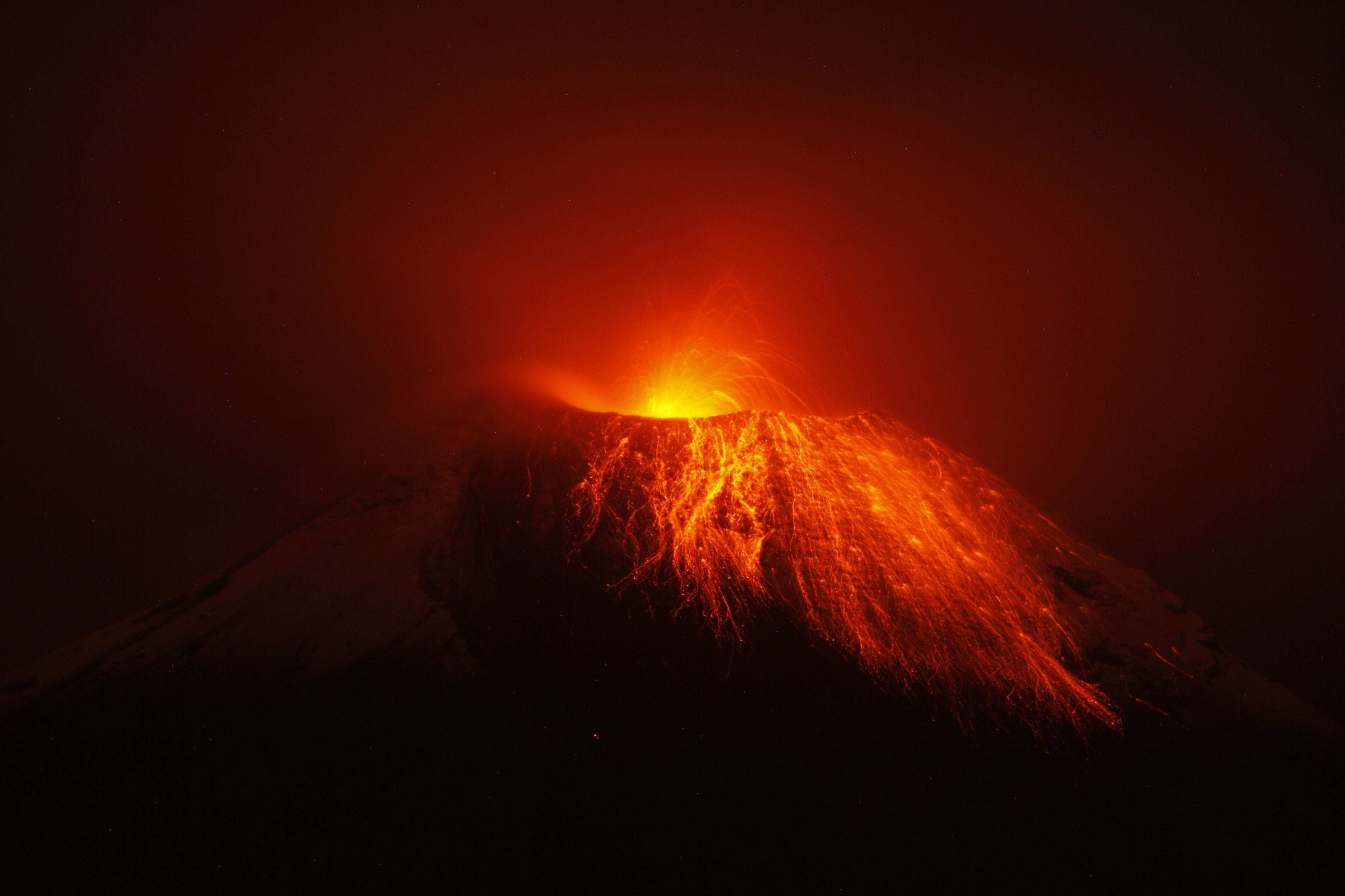 Извержение вулкана на рабочий стол