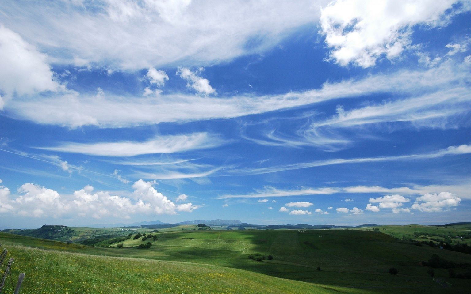 синее небо с облаками фото