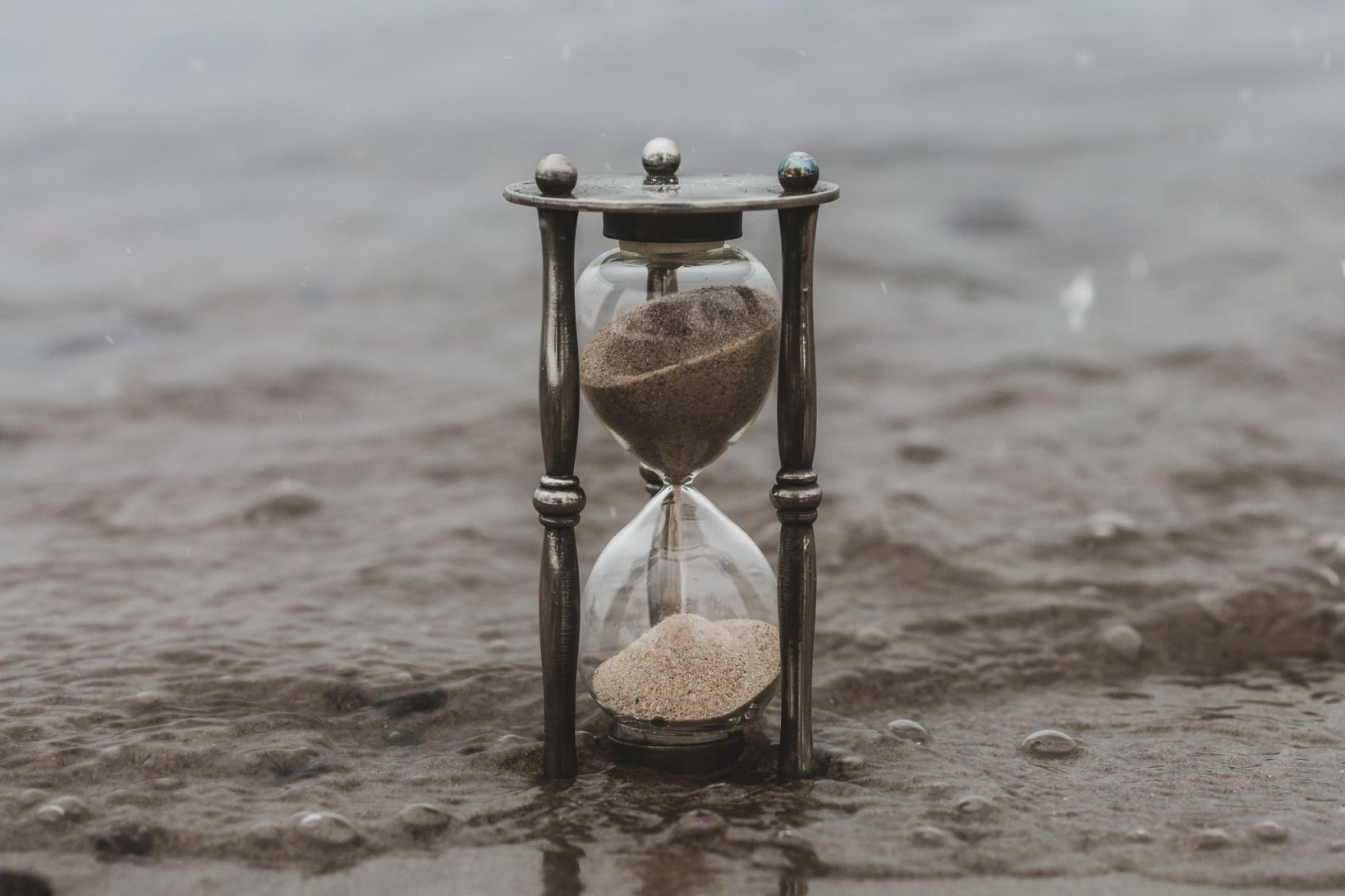 Песочные часы в песке