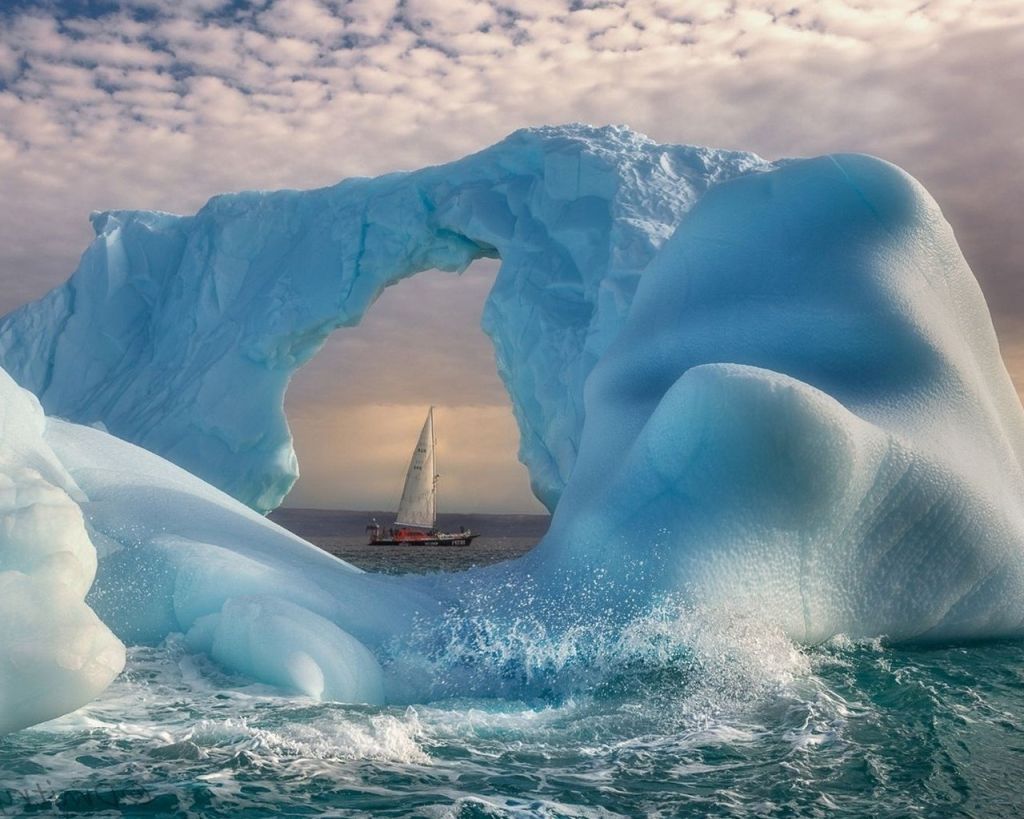 Ледяная арка в Гренландии