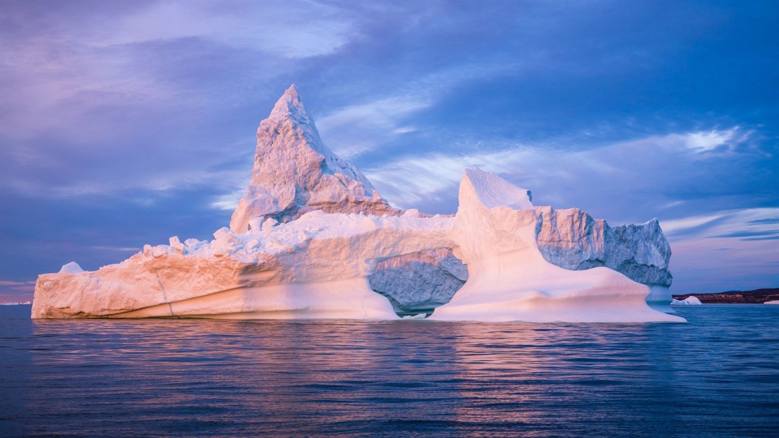 Айсберг в море