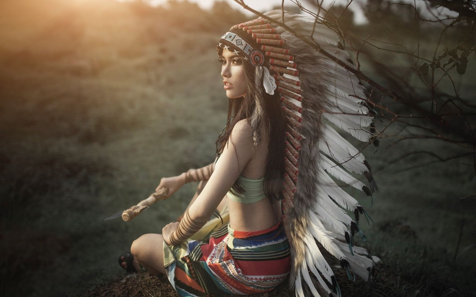 Девушка с индейскими перьями