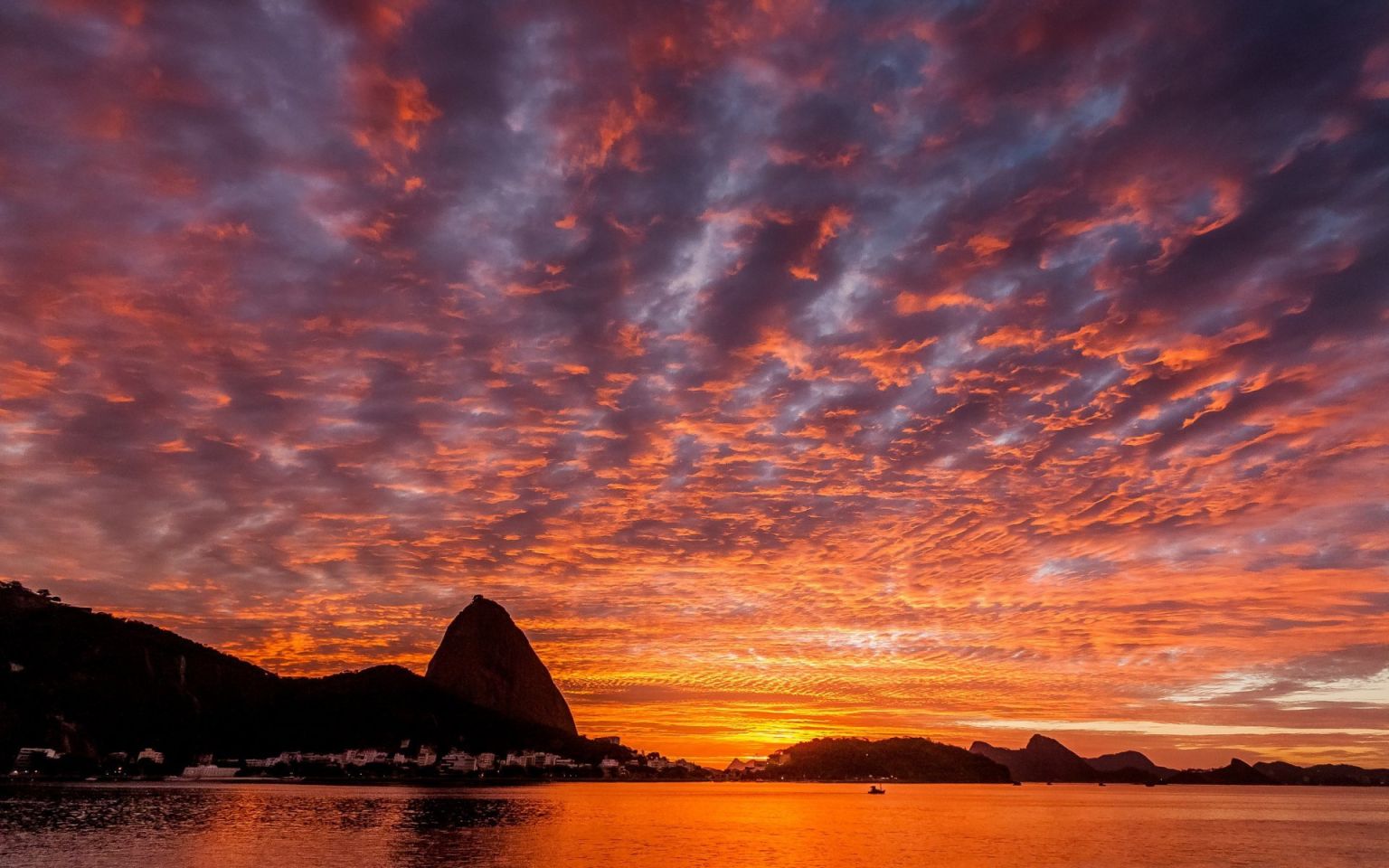 Закат в Рио-де-Жанейро, Бразилия.