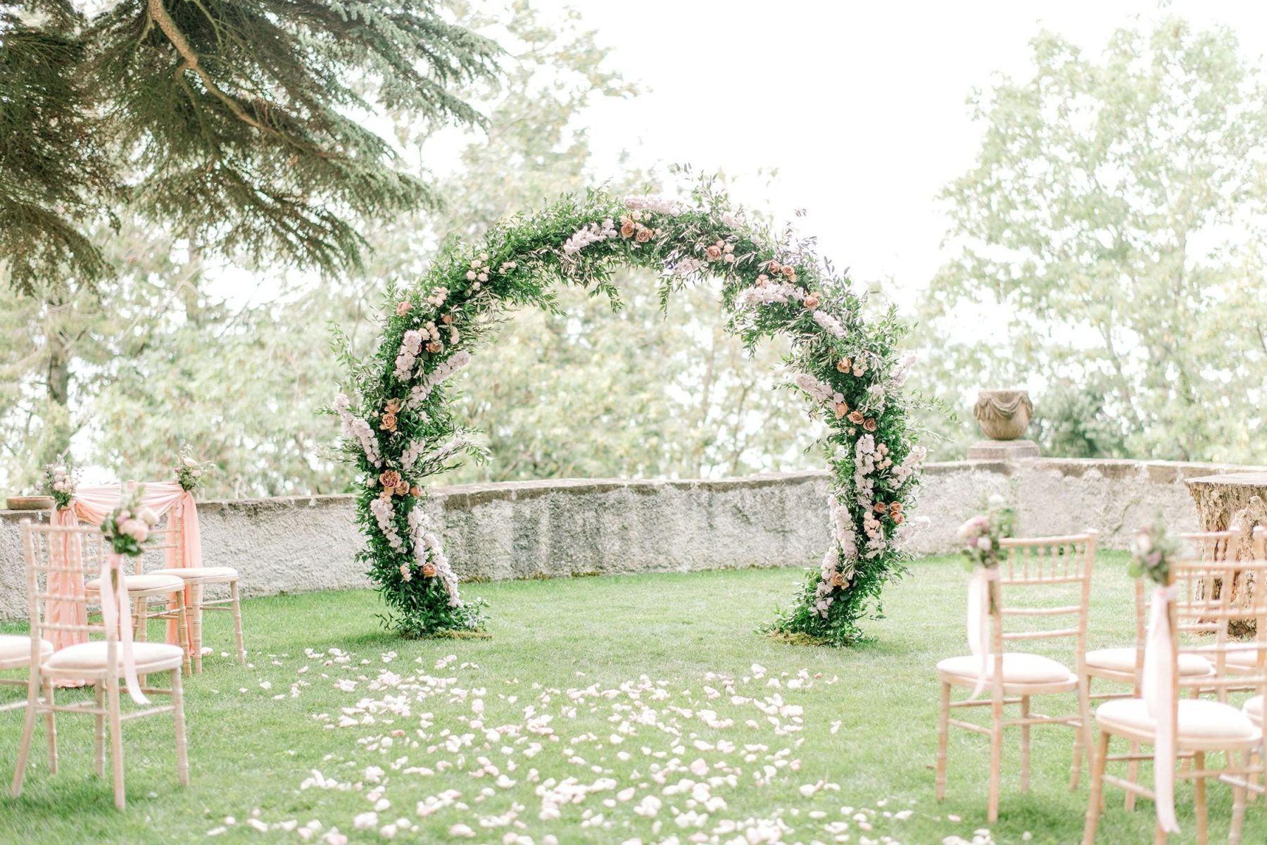 Свадебная арка на газоне