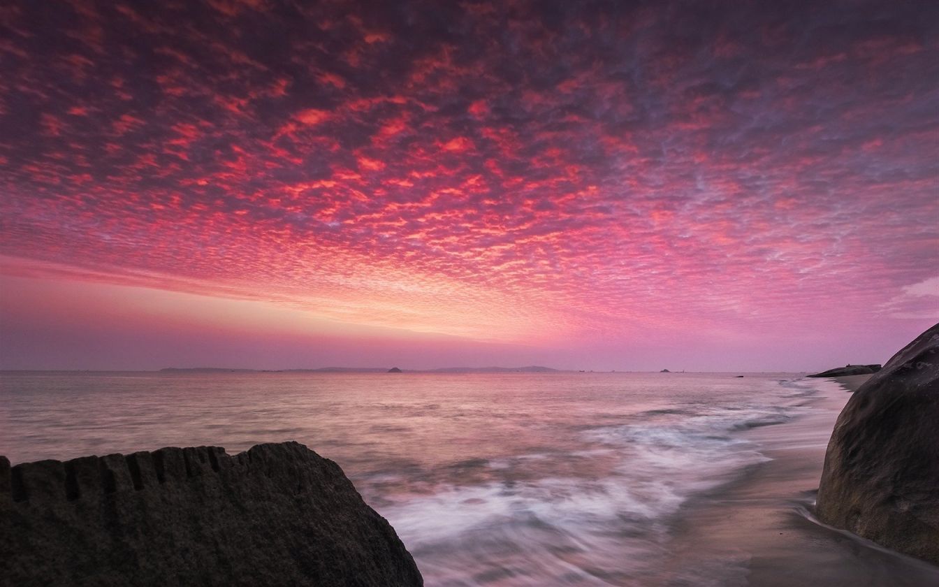 Закат над океаном розовый