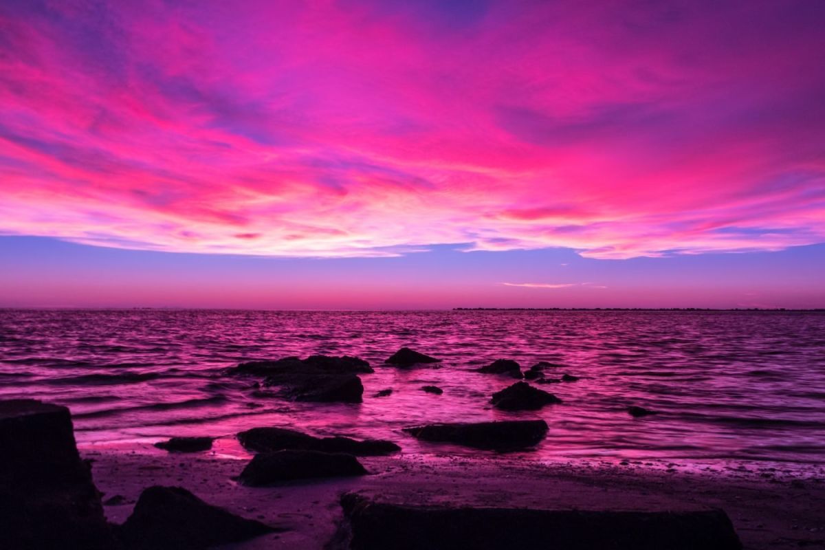 Розовый закат на море