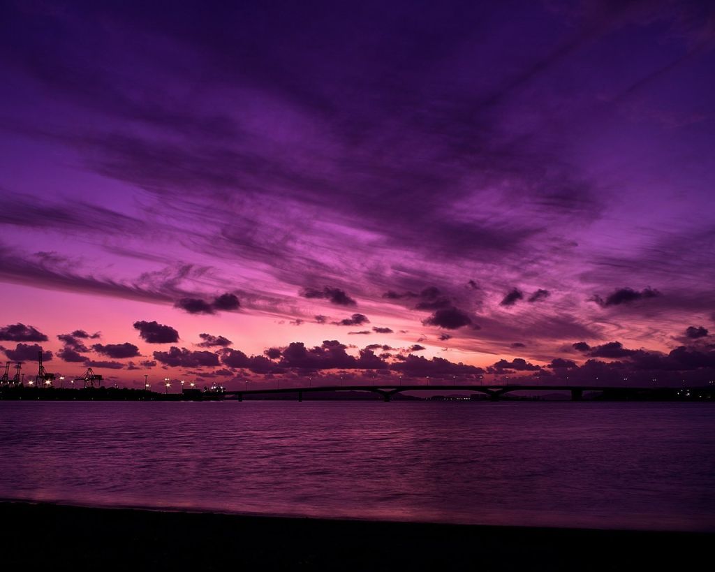 Море на обои с фиолетовым закатом