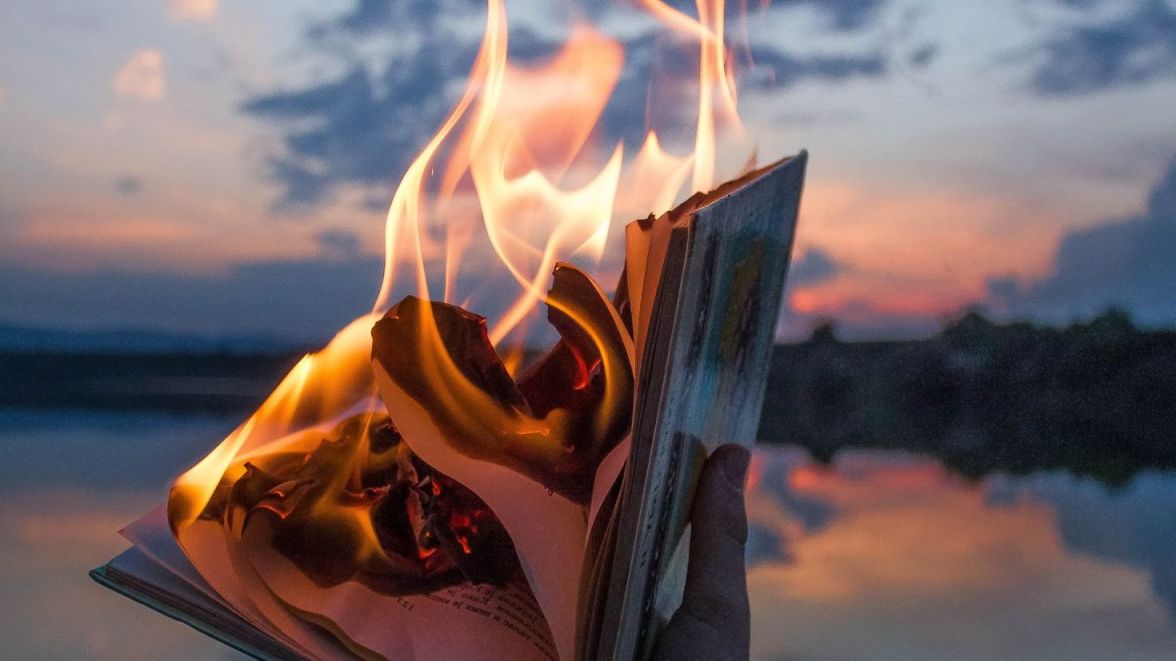 Книга с огнем