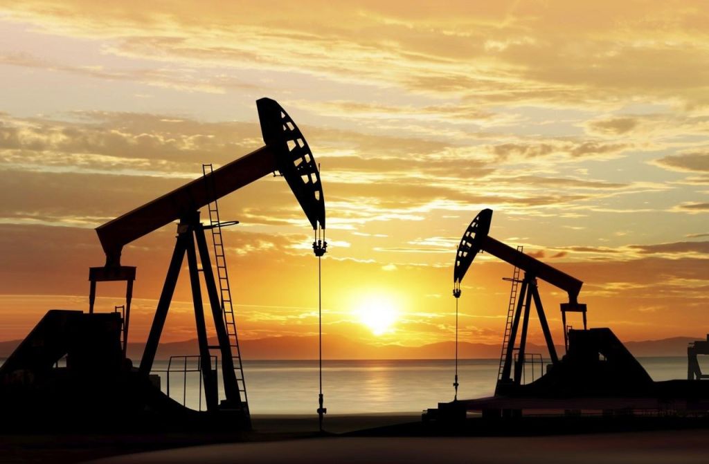 Нефтяная вышка на закате